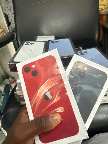 iPhone 13 simple casi neuf avec carton disponible