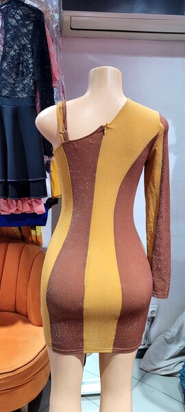 Robe moulante asymétrique chic