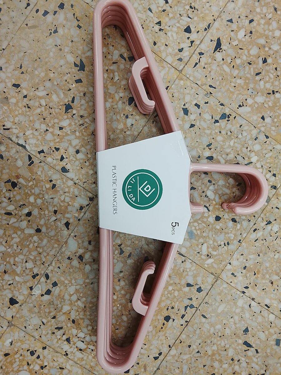 Cintres en plastique rose 5 pièces