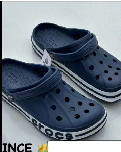 Chaussures classiques de rue d'été avec des trous Crocs. Taille 40-45.