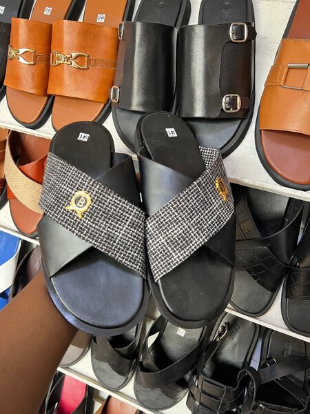 CHAUSSURES EN CUIR