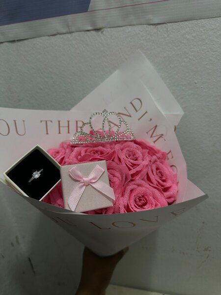 Bouquet de roses et bague