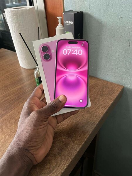 iPhone 16 Rose Élégant