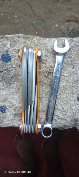 Outil multifonctions compact