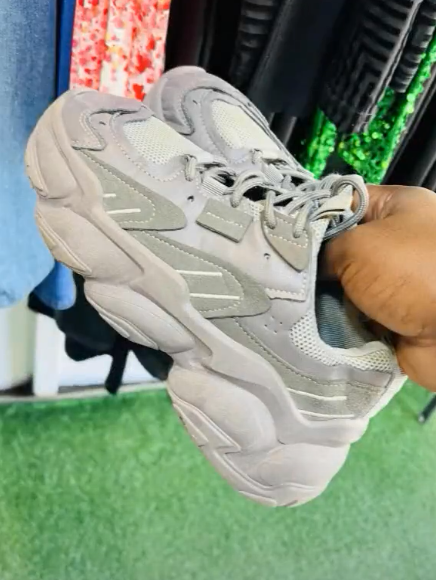 Sneakers size 5
