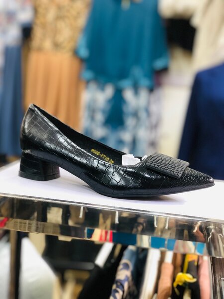 Heeled shoes