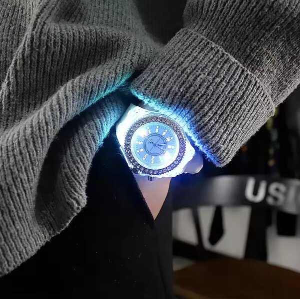 Nouvelle montre moderne au cadran lumineux