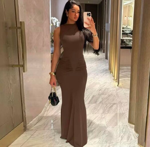 Robe longue élégante sans manches
