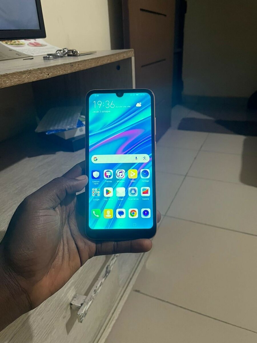 Huawei y6 prime 2019 32giga/3 casineuf très propre