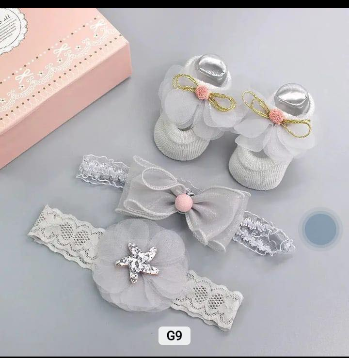 bottes gris et 2 ceintures avec des boucles d'arc
