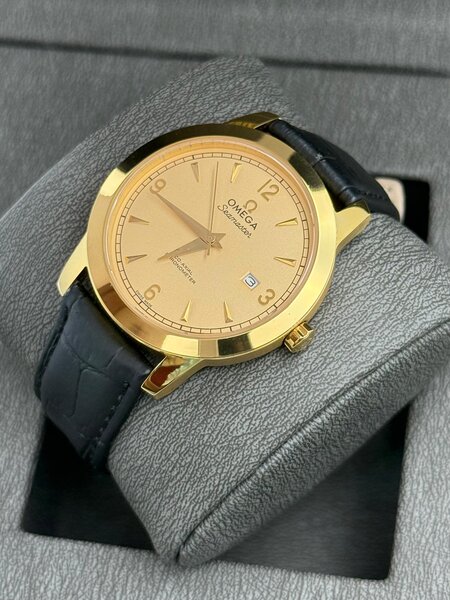 Montre oméga en cuir  homme
