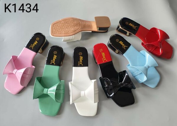 Short heeled slippers