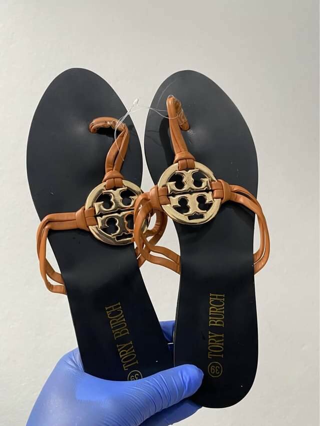 Flat slippers