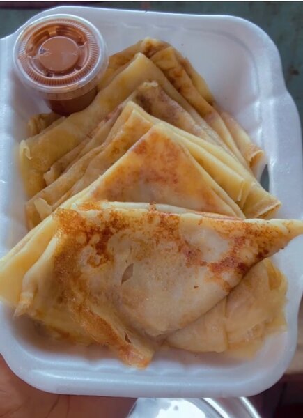 Délicieuses crêpes avec sauce