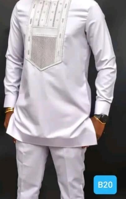 Costume blanc avec broderie
