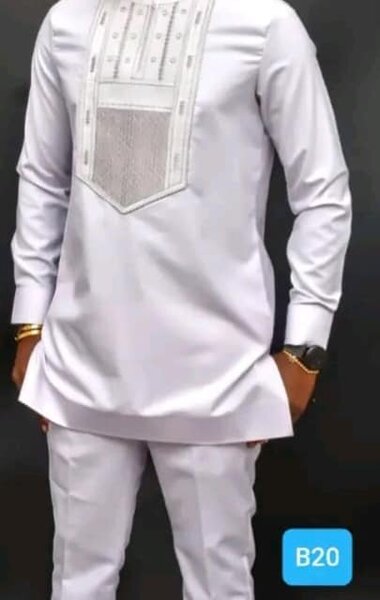 Costume blanc avec broderie