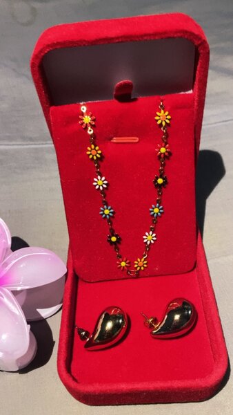 Ensemble collier et boucles d'oreilles en or