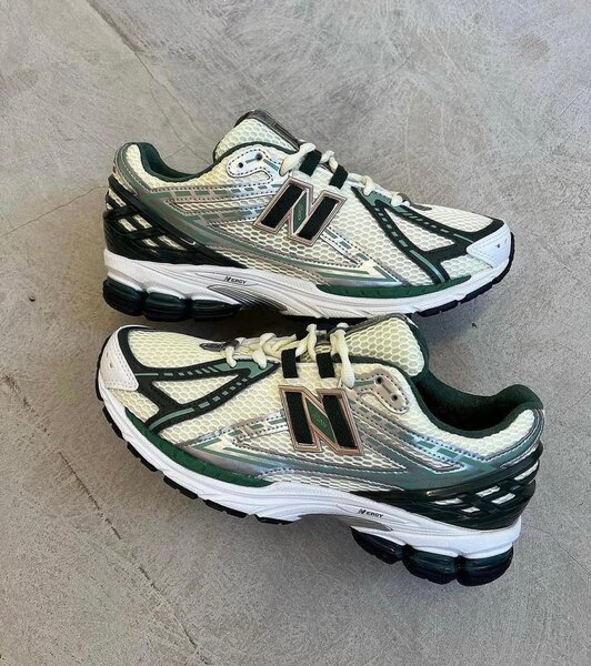 NEW BALANCE SNEAKER