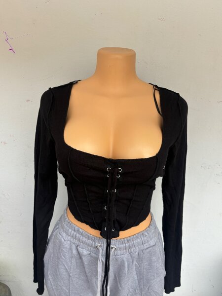 Top noir à lacets