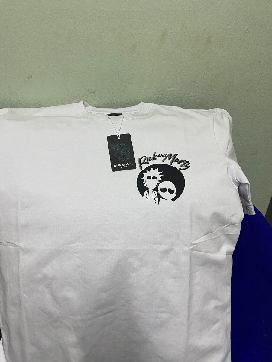 T-shirt anime graphique