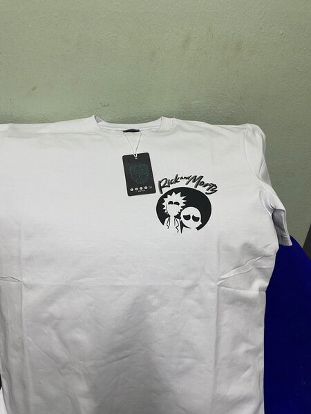 T-shirt anime graphique