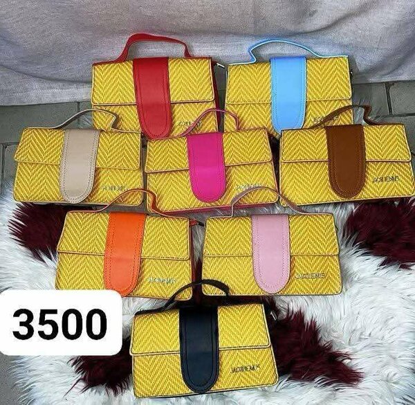 Sac à main en raphia vibrant
