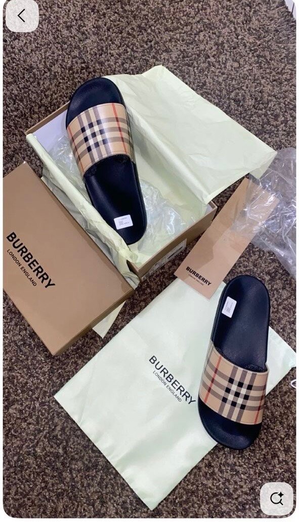 Claquettes à carreaux élégantes