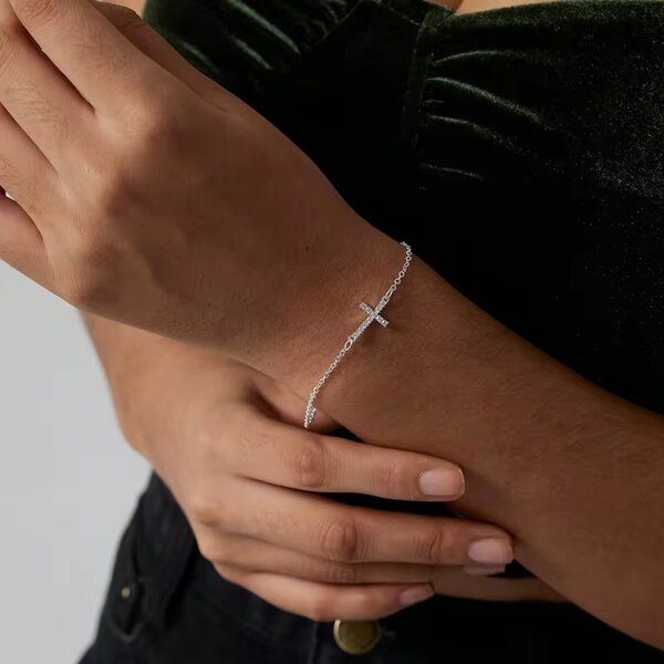 Bracelet fin croix argentée