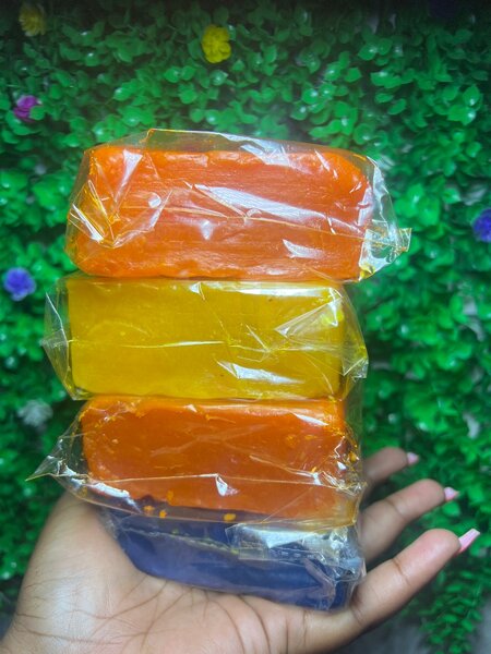 Savons artisanaux colorés