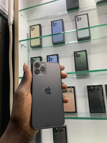 iPhone 11 Pro 64go quasi neuf