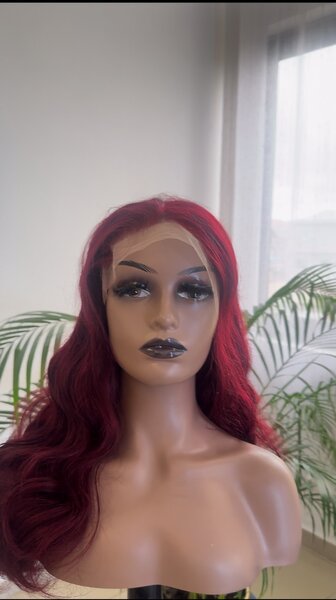 Perruque synthétique rouge ondulée