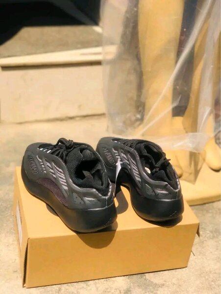 YEEZY VOLUME 700