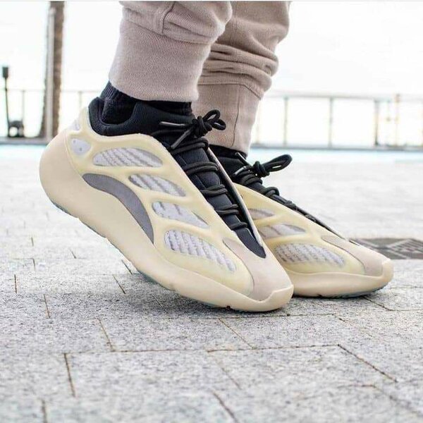 YEEZY 700 V3
