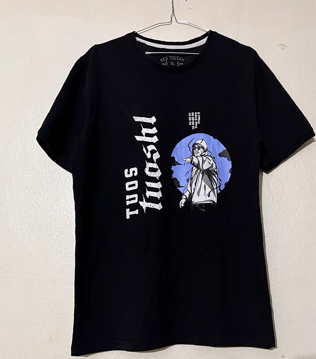 T-shirt noir à motif urbain