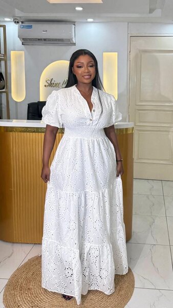 Robe longue blanche brodée