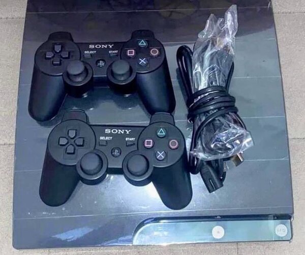 PS3 quasi +25 jeux installés et 2 manettes