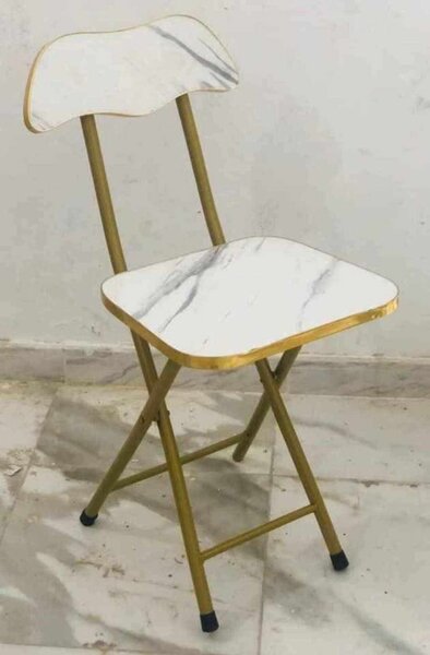 Chaise pliante en métal marbre
