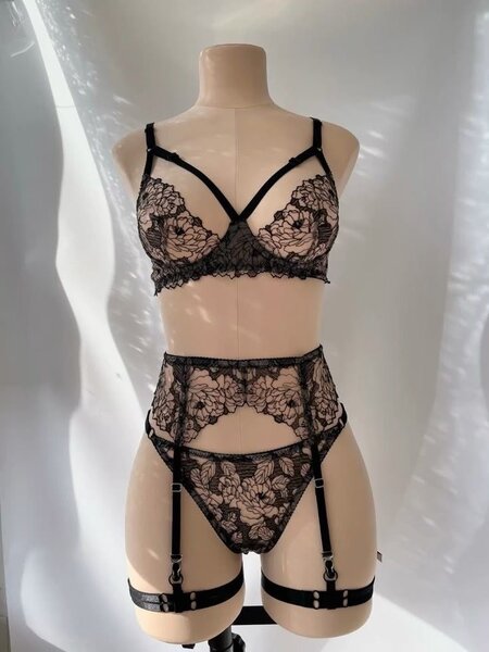 Ensemble lingerie dentelle noire sexy