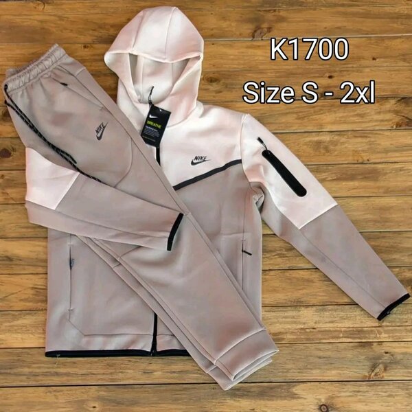 NIKE TECH FLEECE