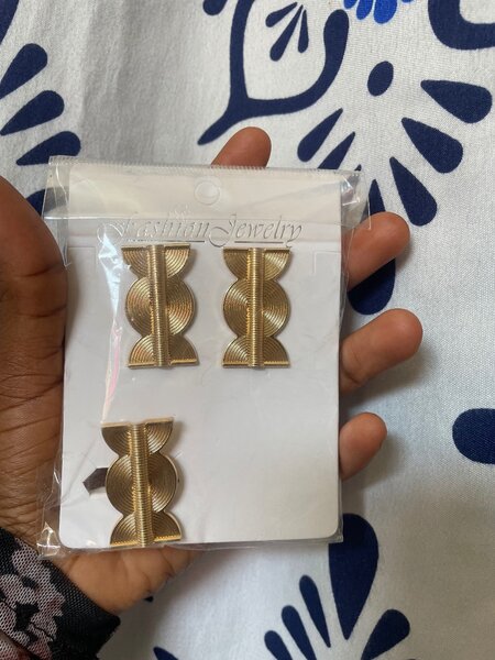 Boucles d'oreilles dorées modernes
