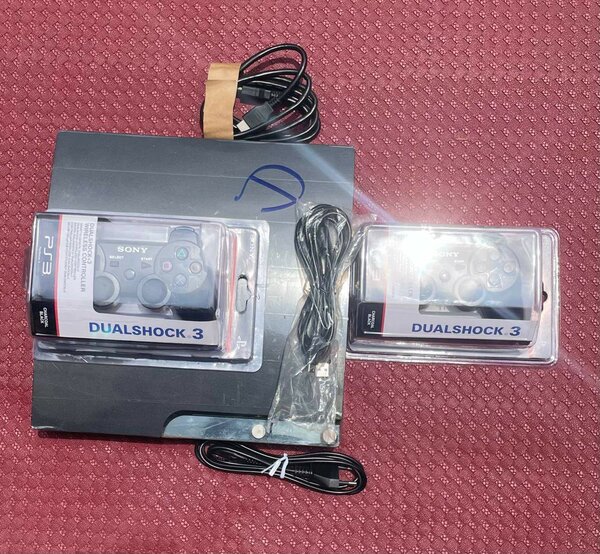 PS3 slim + 20 jeux + 2 manette