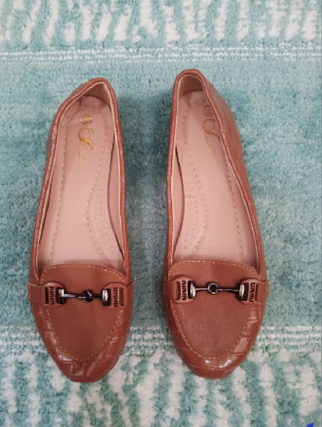 Adult's shoes 