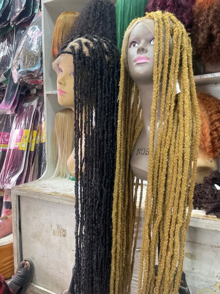 perruque look couleur noir et jaune