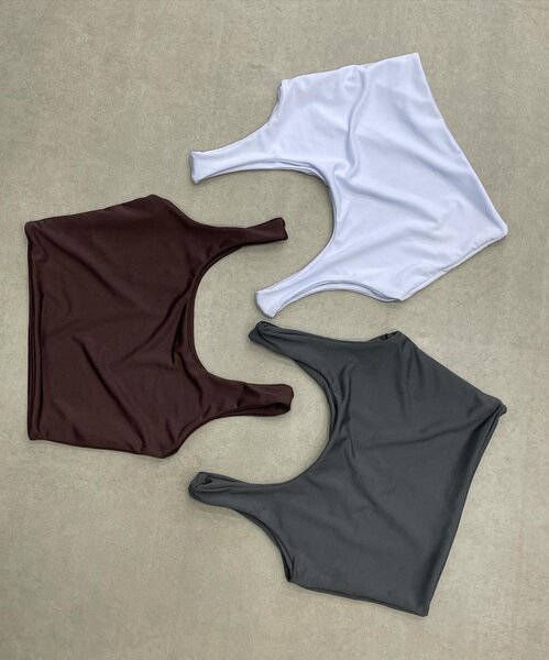 Cropped tops asymétriques