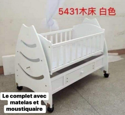 Cot complet avec matelas et moustiquaires