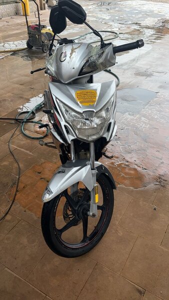 Moto sportive avec papiers