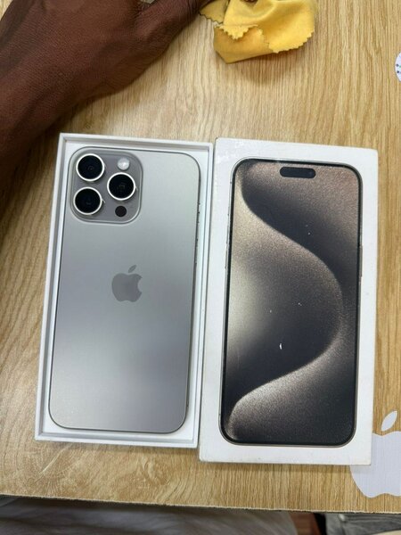 iPhone 15pro max 256go quasi neuf avec son carton