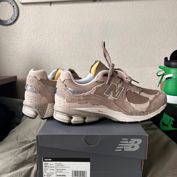 NEW BALANCE 2002R