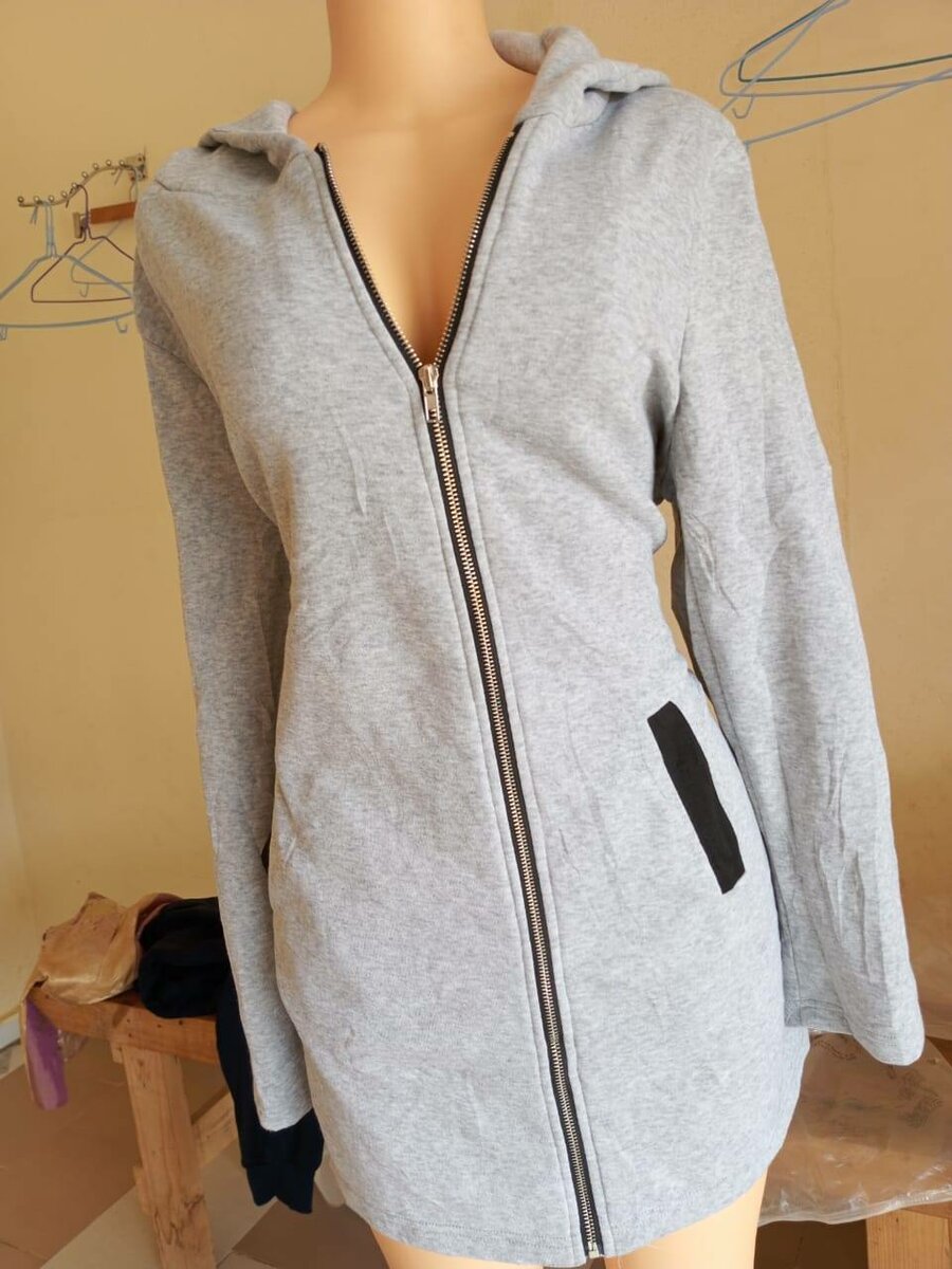 Veste à capuche grise zippée