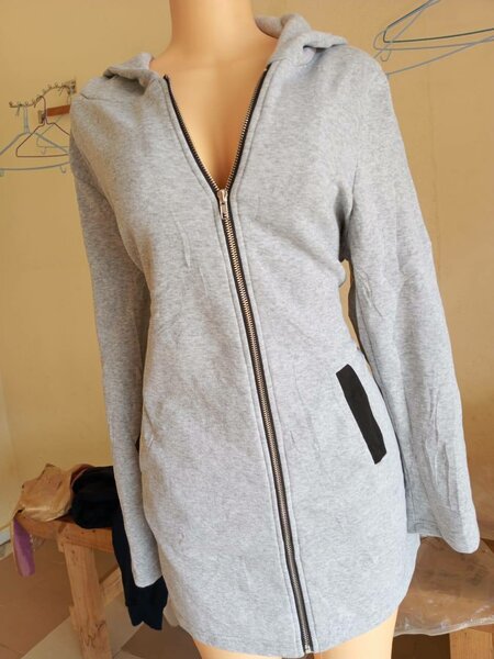 Veste à capuche grise zippée